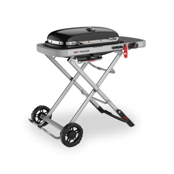 Barbacoa de gas Weber Traveler® Compact en posición plegada con ruedas resistentes y mesa lateral.