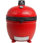 Kamado Big Joe II Stand-Alone, una parrilla kamado de cerámica roja con ducto superior Kontrol Tower™ y termómetro incorporado.