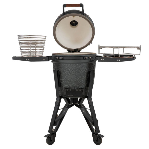 Kamado VX Medium con la tapa abierta, mostrando accesorios de cocina y las mesas auxiliares desplegadas.