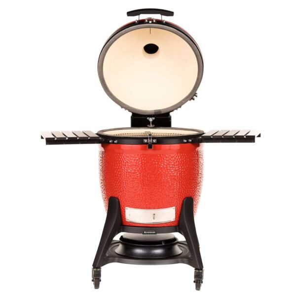 Kamado Big Joe III en color rojo, con tapa abierta y repisas laterales plegables.