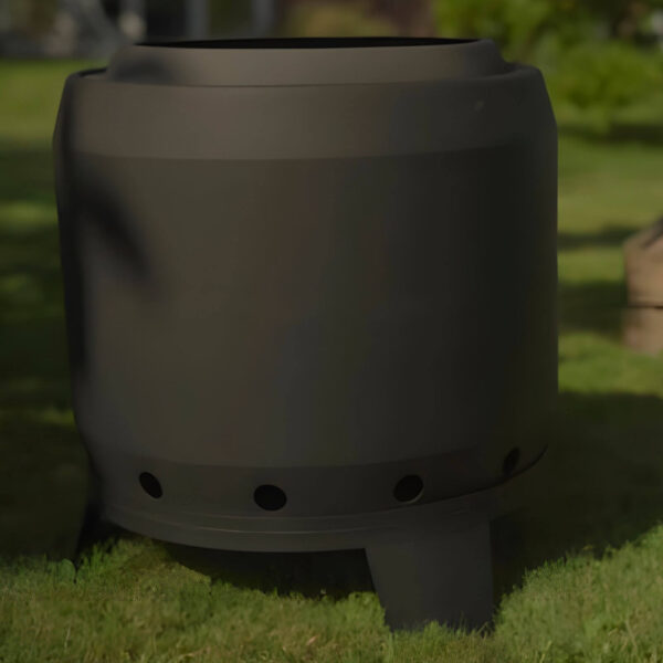 Brasero Landmann Smokeless Ø 50 cm, sin llama visible, en un jardín tranquilo, diseñado para reuniones al aire libre.