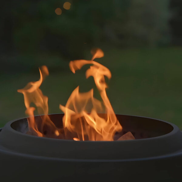 Brasero Landmann Smokeless con llamas vivas en un entorno al aire libre al atardecer, perfecto para reuniones acogedoras.