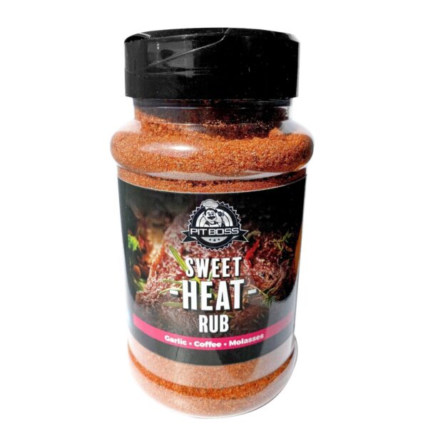 Frasco de sazonador Sweet Heat Rub de Pit Boss con especias visibles, destacando ingredientes como ajo, café y melaza.