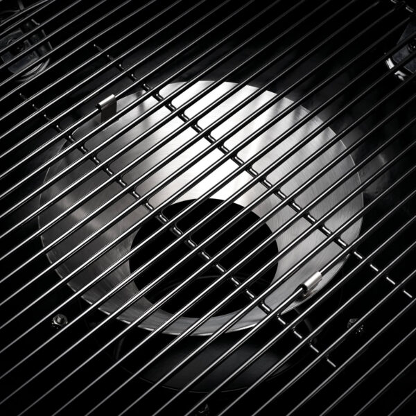 Detalle en blanco y negro del sistema de ventilación superior de una barbacoa Napoleon, destacando su diseño elegante y funcional.