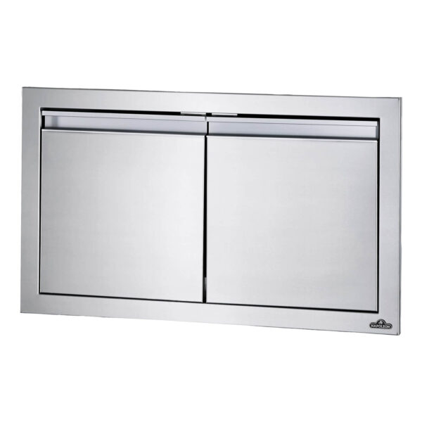 Puertas dobles empotradas de acero inoxidable de Napoleon para cocina exterior, con tiradores de aluminio anodizado y diseño sin juntas.