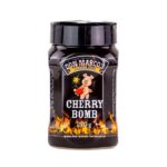 Envase de mezcla de especias Cherry Bomb de 220 g, ideal para barbacoa, con diseño llamativo de fuego y un cerdito caricaturesco sosteniendo una cereza.