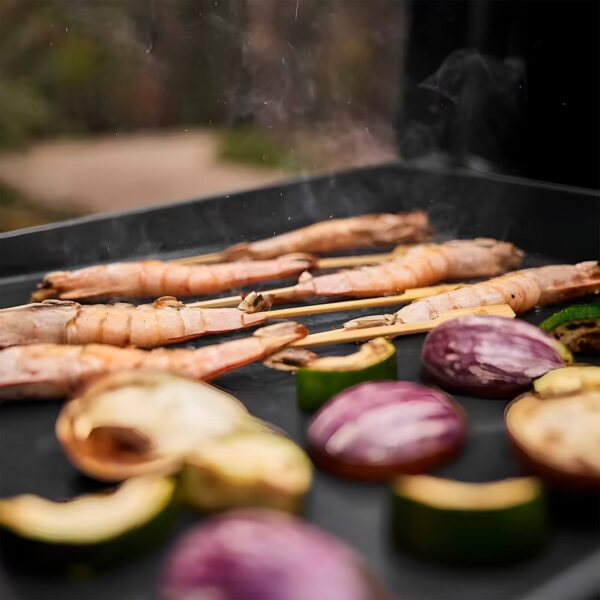 Alimentos cocinándose en la Plancha Weber SLATE GP 43 cm Premium