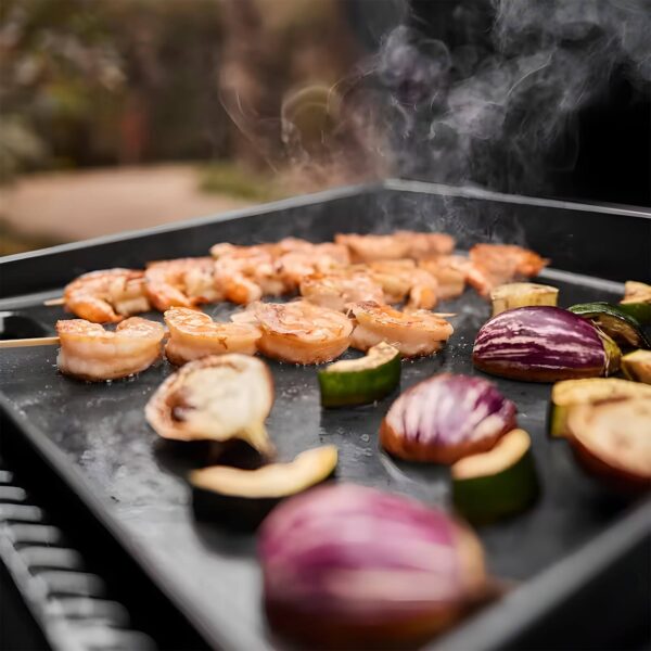 Camarones y vegetales asándose en la Plancha Weber SLATE GP 43 cm Premium.