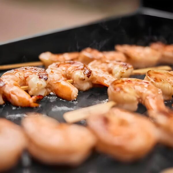 Camarones cocinándose en la Plancha Weber SLATE GP 43 cm Premium.