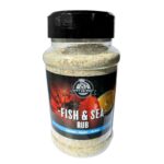 Frasco de condimento Fish and Sea Rub de Pit Boss sobre fondo negro, destacando sus ingredientes cítricos y especias.