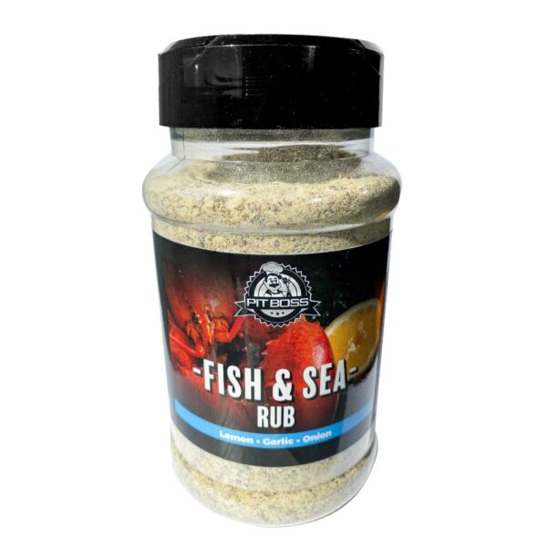 Frasco de condimento Fish and Sea Rub de Pit Boss sobre fondo negro, destacando sus ingredientes cítricos y especias.