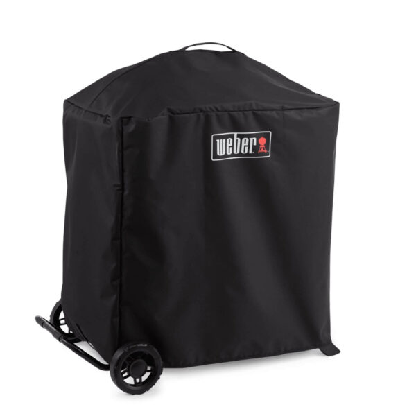 Funda negra resistente para barbacoa Weber Traveler Compact, con carrito y logo de Weber visible.