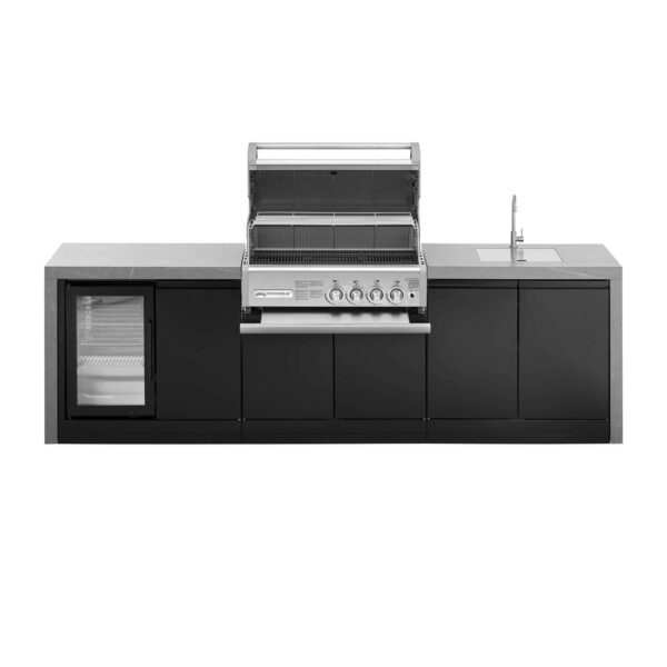 Imagen de la cocina modular "Grandpro 284 WF Series" con la barbacoa Crossray 4 abierta, mostrando parrillas de hierro fundido y zona de cocción superior, junto a nevera y fregadero en estructura negra con encimera sinterizada.