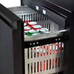 Interior de la nevera de exterior Grandpro de doble cajón, mostrando latas de bebidas almacenadas en los cajones ajustables.