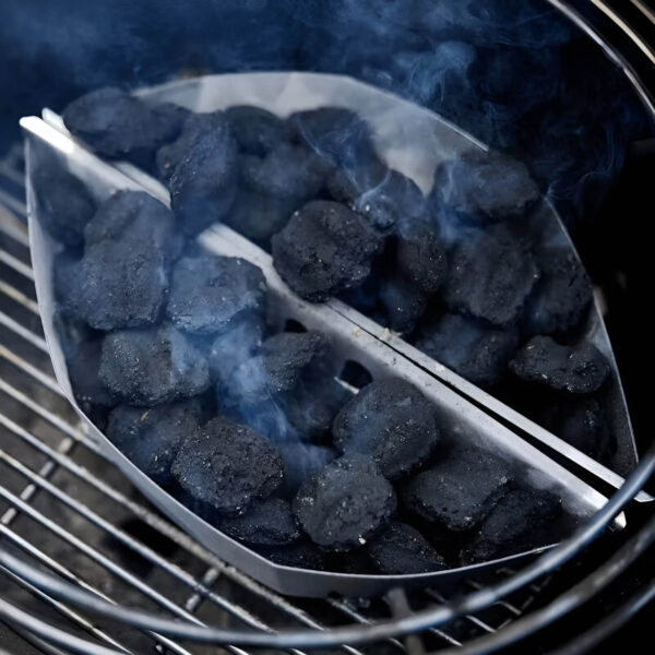 Cestas para carbón Char-Basket de Weber con briquetas encendidas y humo en una barbacoa