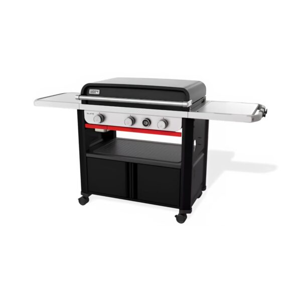 Plancha Weber SLATE GPD 76 cm Premium con la tapa cerrada, vista de tres cuartos, mostrando los estantes laterales y el armario de almacenamiento.