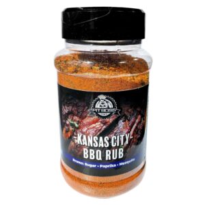 Frasco de condimento Kansas City BBQ Rub de Pit Boss sobre fondo negro, destacando su mezcla de especias.