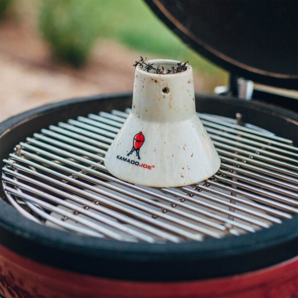 Soporte para pollos Kamado Joe en una parrilla, mostrando su resistencia y diseño para cocinar pollo verticalmente.