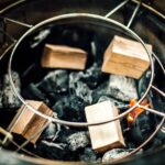 Leños de madera de roble Kamado Joe sobre carbón encendido