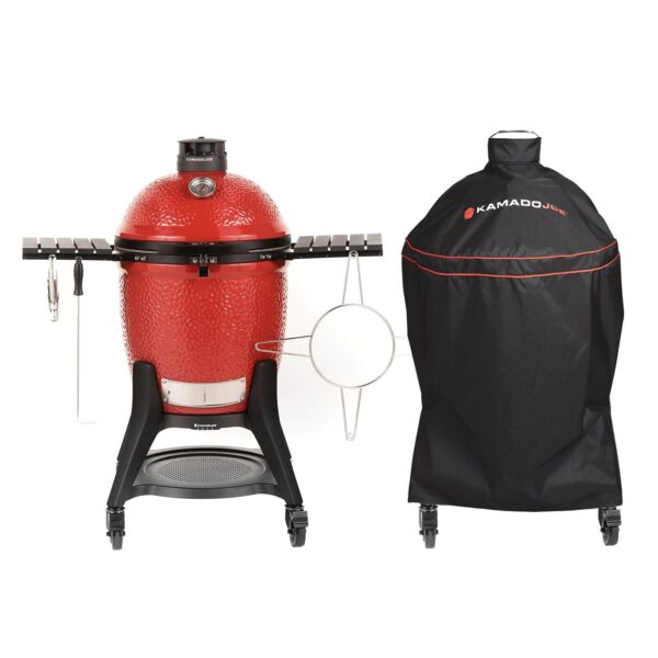 Parrilla Kamado Joe roja junto a una funda Kamado Joe negra