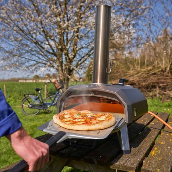 Pizza recién horneada en el horno portátil Ooni Karu 12G al aire libre