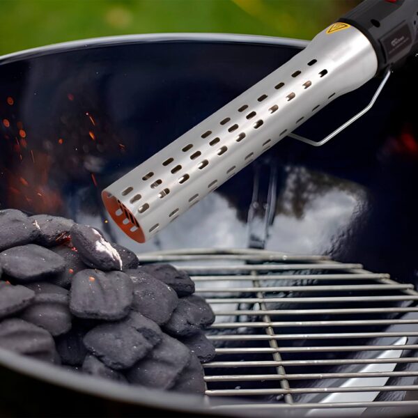 Encendedor eléctrico de acero inoxidable encendiendo carbón en una parrilla con un flujo de aire caliente.