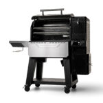Barbacoa de Carbón Gravity Series XT de Masterbuilt con la tapa abierta, mostrando las rejillas de cocción en tres niveles y el amplio espacio interior.