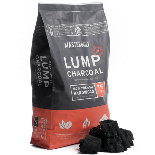 Bolsa de carbón vegetal Masterbuilt Lump Charcoal de 7,25 kg, hecha de madera dura 100% natural, junto a trozos de carbón.