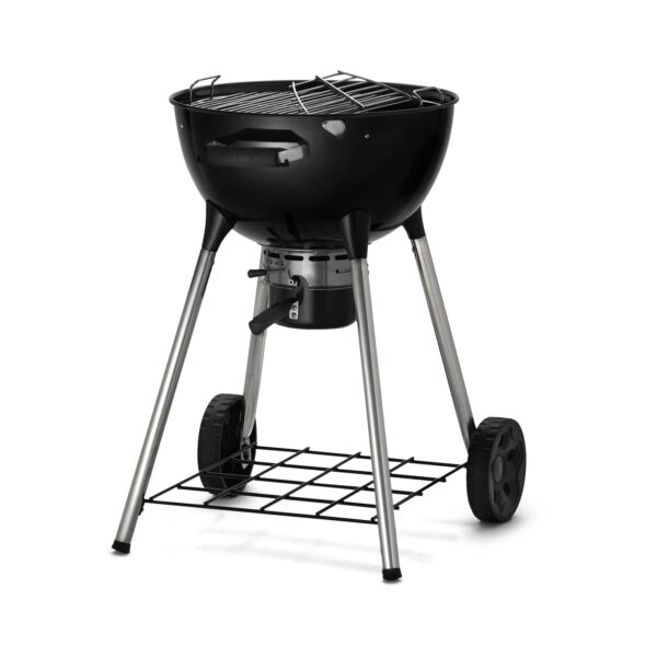 Vista lateral de la barbacoa Napoleon Kettle de 47 cm, modelo 2024, con parrilla parcialmente levantada mostrando la accesibilidad al carbón.