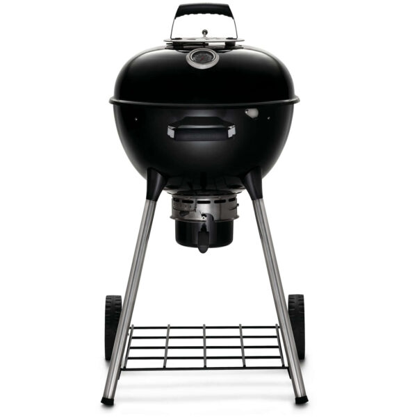 Barbacoa de carbón Napoleon Premium de 47 cm de diámetro, modelo 2024, mostrando su diseño compacto y robusto con una tapa esmaltada negra, termómetro ACCU PROBE y recogedor de cenizas extraíble.