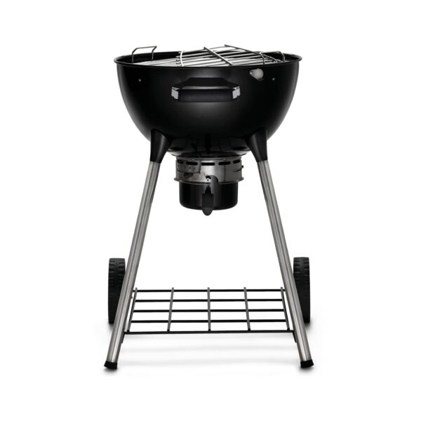 Barbacoa Napoleon Kettle de 47 cm, modelo 2024, con la parrilla parcialmente levantada para mostrar el fácil acceso al carbón.