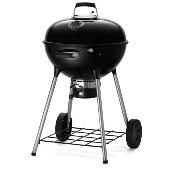 Barbacoa de carbón cerrada Kettle Ø 57cm 2024, negra con termómetro visible y tapa con asa, en una vista lateral que muestra su diseño y funcionalidad.