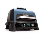 Barbacoa Eléctrica Ninja Woodfire XL con diseño elegante en azul y negro, mostrando un panel de control digital y una temperatura de 408°F.