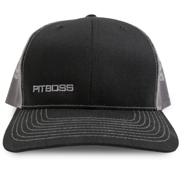 Gorra Richardson® Pit Boss en negro y gris, con malla trasera y bordado frontal.