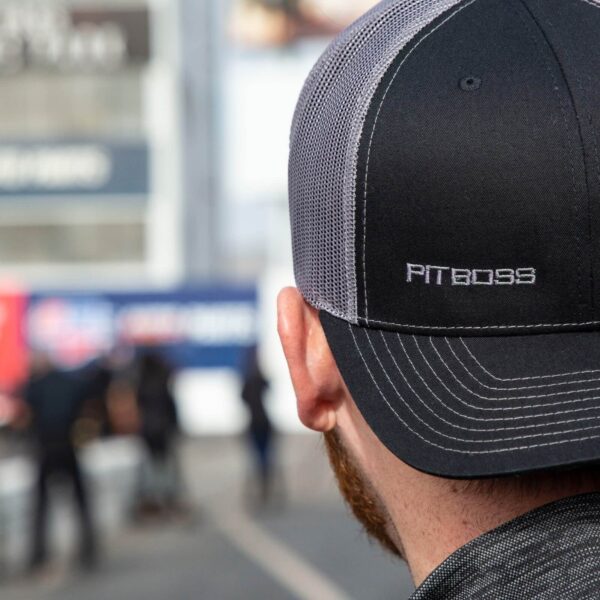 Hombre de perfil llevando la Gorra Richardson® Pit Boss en un ambiente urbano.