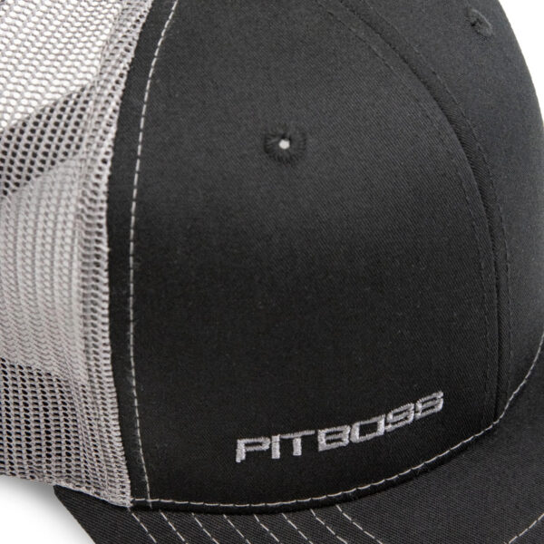 Detalle de la Gorra Richardson® Pit Boss con bordado y malla de ventilación.