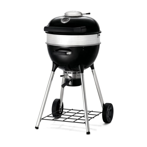 Barbacoa Pro Kettle 47 cm 2024 de Napoleon vista en ángulo, con tapa cerrada y acabado en negro brillante.