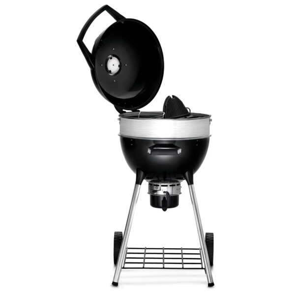 Barbacoa de carbón Pro Kettle 47 cm 2024 de Napoleon con la tapa abierta y trampilla de ventilación visible.