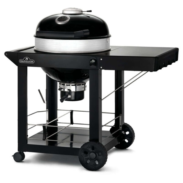 Barbacoa Napoleon PRO-CART Ø 57 cm modelo 2024 en ángulo con estante lateral desplegado y ruedas todoterreno