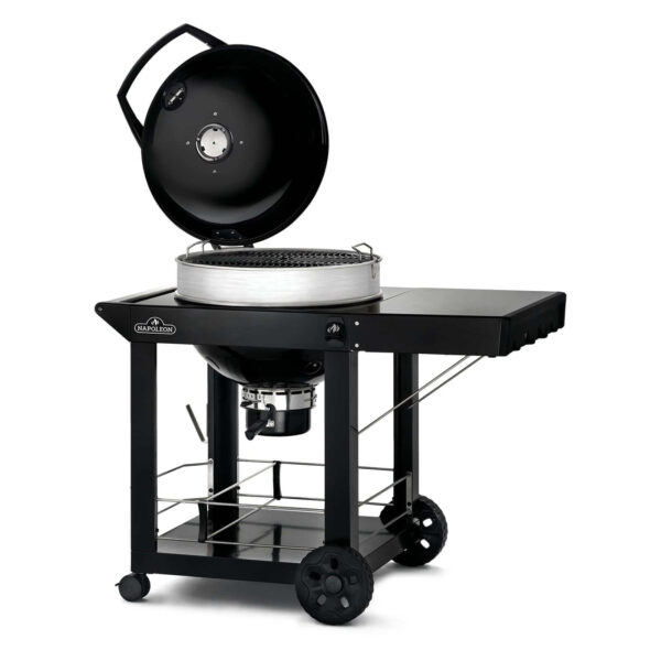 Barbacoa Napoleon PRO-CART Ø 57 cm modelo 2024 con tapa abierta y estante lateral desplegado, lista para asar.