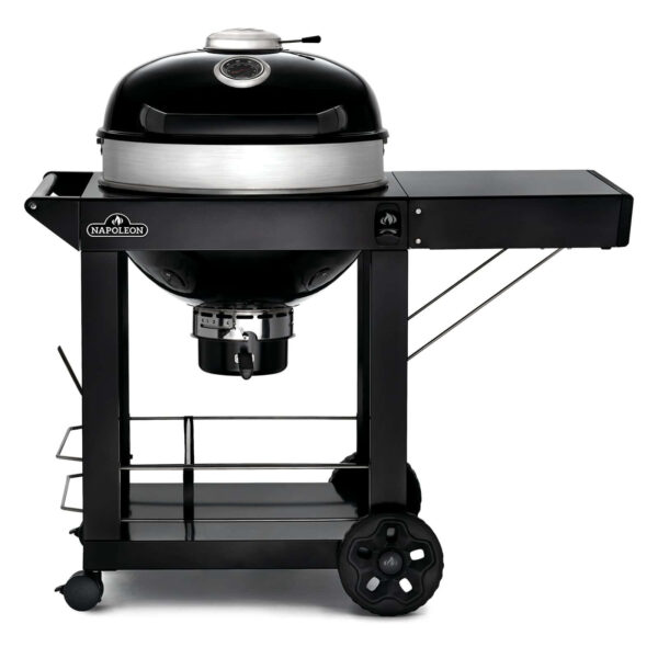 Vista frontal de la barbacoa Napoleon PRO-CART Ø 57 cm modelo 2024 con estante lateral desplegado.