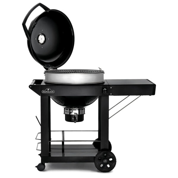 Vista frontal de la barbacoa Napoleon PRO-CART Ø 57 cm modelo 2024 con la tapa abierta y estante lateral desplegado.