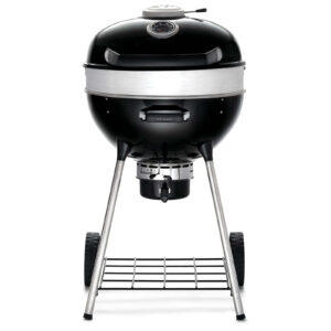 Barbacoa de carbón de alta gama Pro Kettle Ø 57cm 2024, cerrada, vista frontal completa, destacando su acabado en negro brillante, termómetro visible en la tapa y estructura robusta con ruedas para fácil movilidad.