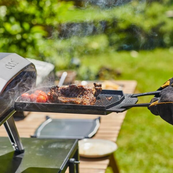 Plancha de Doble Cara Ooni de hierro fundido con asas y trípode, perfecta para asar y freír al aire libre.