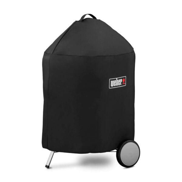 Funda negra Weber Master-Touch cubriendo una barbacoa, con logo de la marca visible.