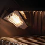 Luz halógena en el interior de la barbacoa Napoleon Prestige Pro 665 RSIB.