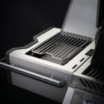 Detalle del quemador lateral SIZZLE ZONE™ de la barbacoa Napoleon Prestige Pro 665 RSIB.