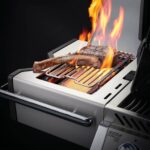 Carne asándose en el quemador lateral SIZZLE ZONE™ de la barbacoa Napoleon Prestige Pro 665 RSIB.