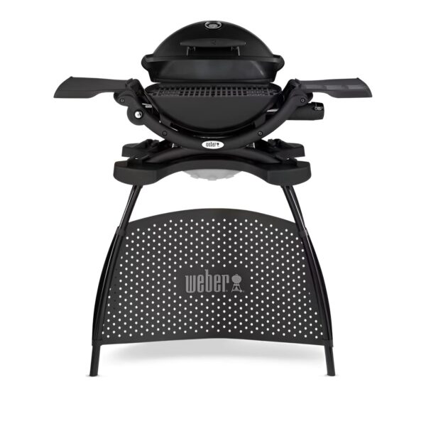 Barbacoa Weber Q 1200 en negro con la tapa abierta, soporte y mesas laterales desplegadas.