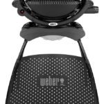 Barbacoa Weber Q 1000 con soporte y rejillas de cocción de hierro colado vitrificado.